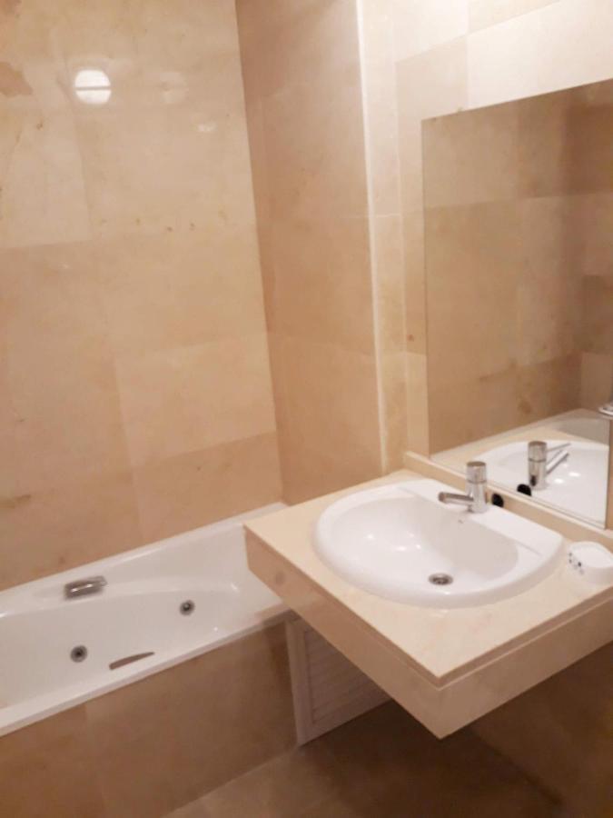 Beautiful Apartment In Duquesa Suites And Gardens Castillo de Sabinillas Eksteriør billede