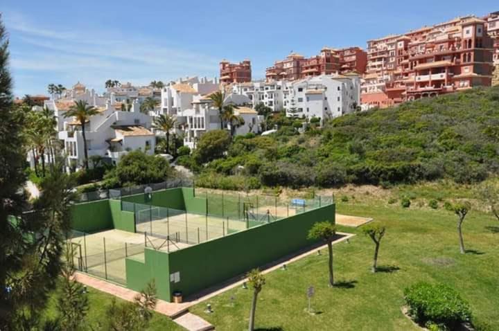 Beautiful Apartment In Duquesa Suites And Gardens Castillo de Sabinillas Eksteriør billede