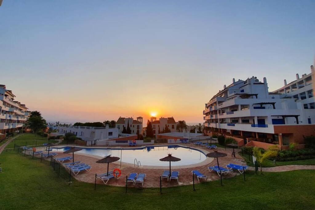 Beautiful Apartment In Duquesa Suites And Gardens Castillo de Sabinillas Eksteriør billede