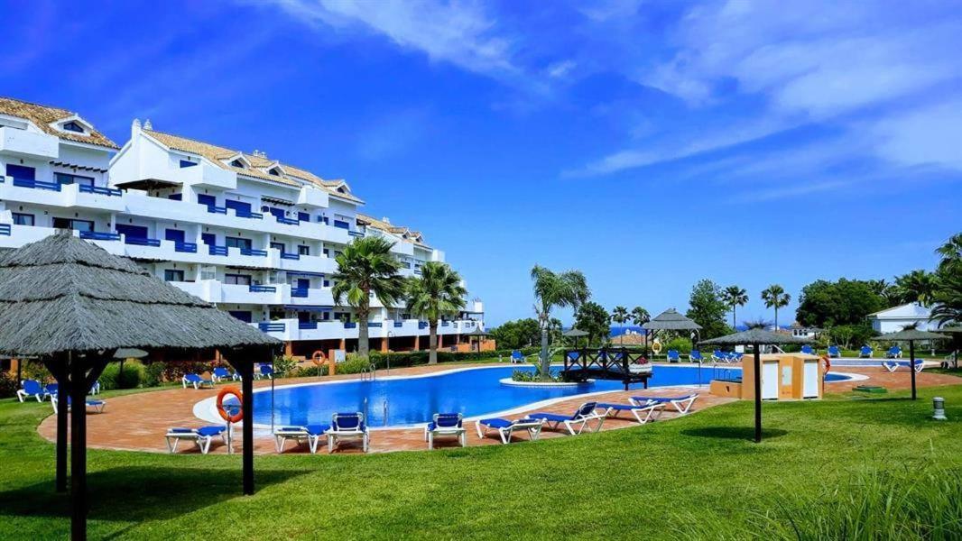 Beautiful Apartment In Duquesa Suites And Gardens Castillo de Sabinillas Eksteriør billede